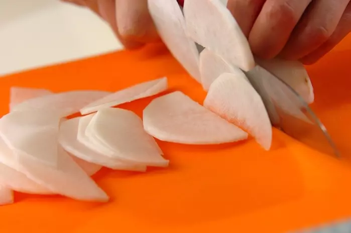 大根の塩麹酢和えの下準備1