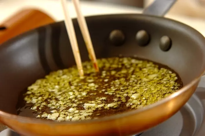 ゆでレタスのアンチョビソースの作り方2