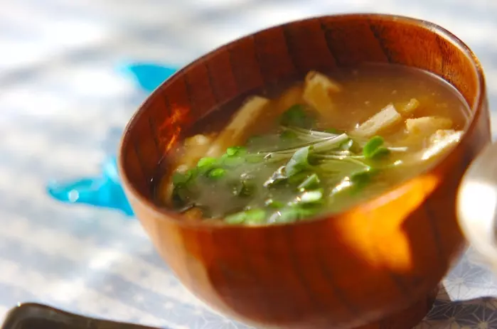 油揚げと貝われ菜のみそ汁