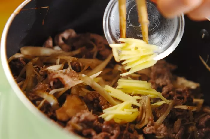 マイタケとゴボウ入りの牛丼の作り方2