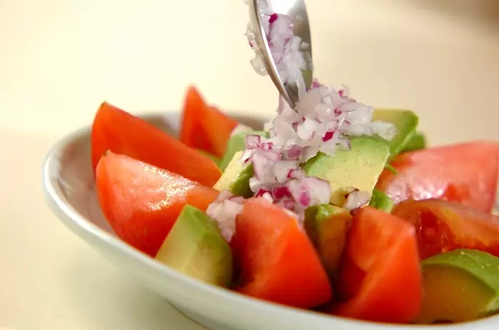 トマトとアボカドのゴマダレサラダの作り方1