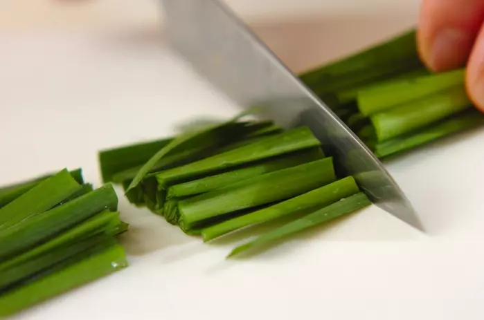 手軽に栄養たっぷり!ふんわりたまごのニラ玉みそ汁 by吉田 朋美さんの下準備1