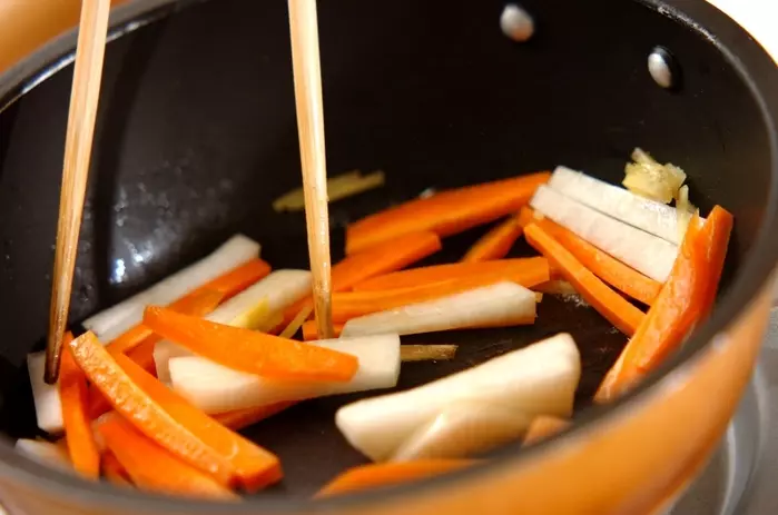 大根とニンジンの塩きんぴらの作り方1