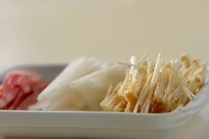 エノキと大根のスープの下準備1