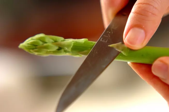 グリーンアスパラのドライトマト炒めの下準備1