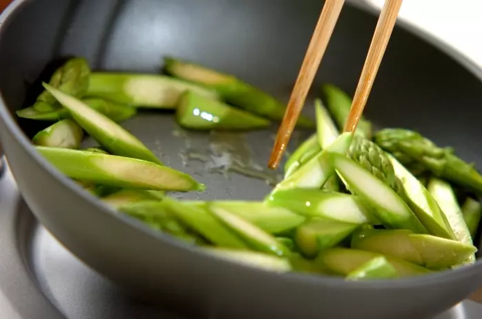 グリーンアスパラのドライトマト炒めの作り方1