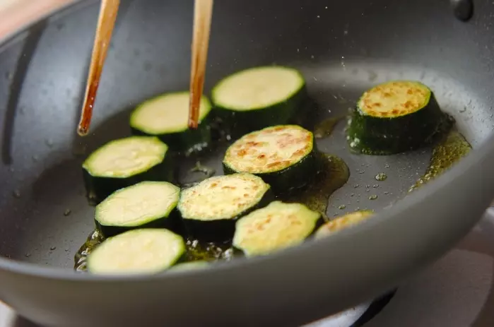 ズッキーニのカレーマリネの作り方1