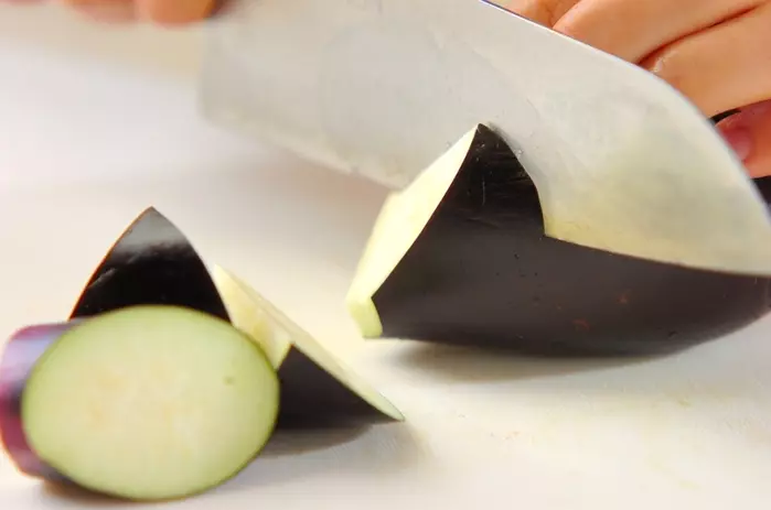 鶏唐揚げのケチャップ和えの下準備1