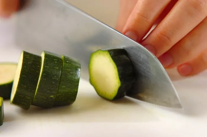 ズッキーニのカレーマリネの下準備1
