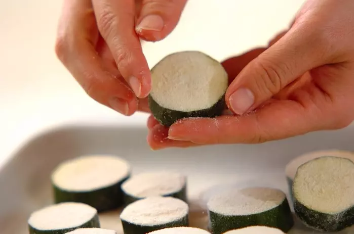 フライドズッキーニの下準備1