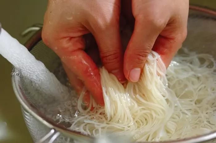 パリパリ素麺のサラダの下準備1