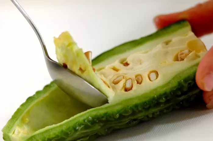 簡単!厚揚げのゴーヤチャンプルーの下準備1