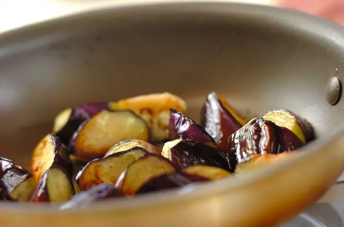 ご飯がすすむ!簡単ナスの塩ダレ炒めの作り方1