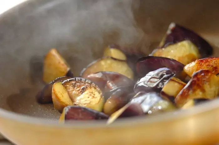 ご飯がすすむ!簡単ナスの塩ダレ炒めの作り方2