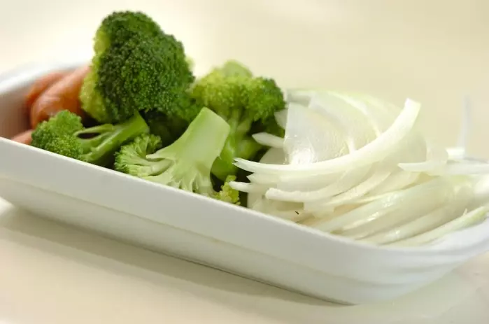 具材たっぷり!ごろっとブロッコリーとソーセージのコンソメスープ by 和田 良美さんの下準備1