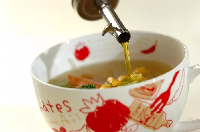 具材たっぷり!ごろっとブロッコリーとソーセージのコンソメスープ by 和田 良美さんの作り方2