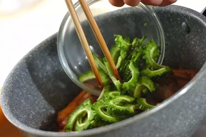 ゴーヤと鶏肉のマヨ炒めの作り方1