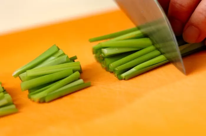 カリカリもっちり!定番ニラキムチのチヂミ by 西川 綾さんの下準備1