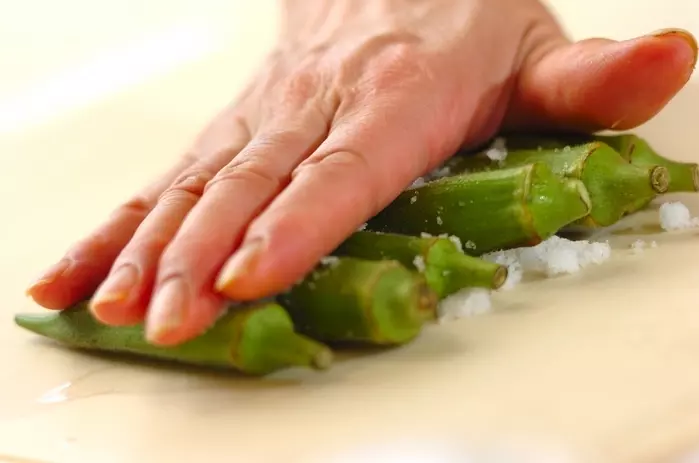 さっぱりアレンジ!冷や奴梅オクラのせの下準備1