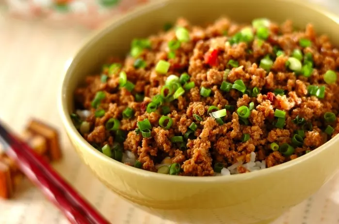 豚ひき肉で簡単！中華そぼろ丼