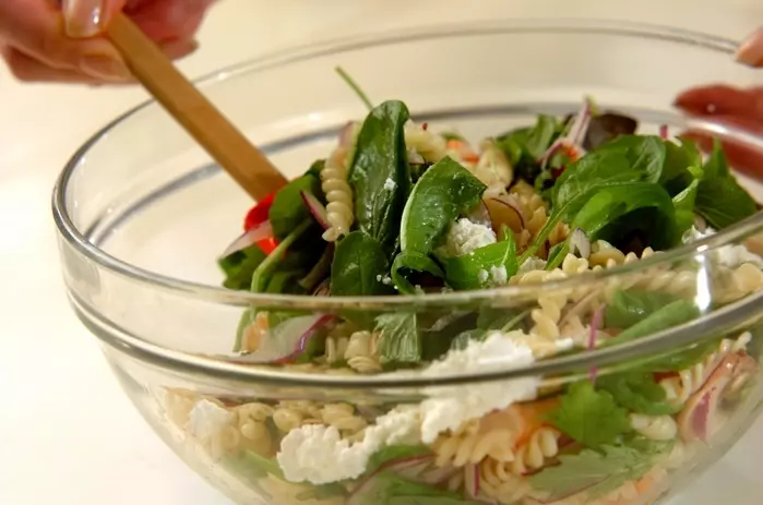 エビとカッテージチーズのパスタサラダの作り方1