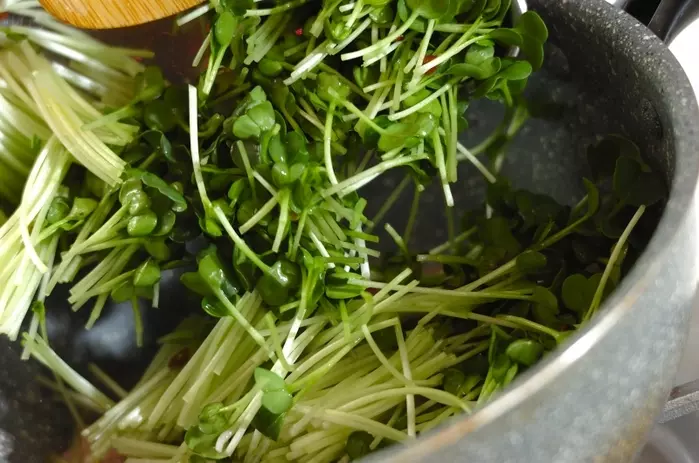 貝われ菜とベーコンの炒め物の作り方1