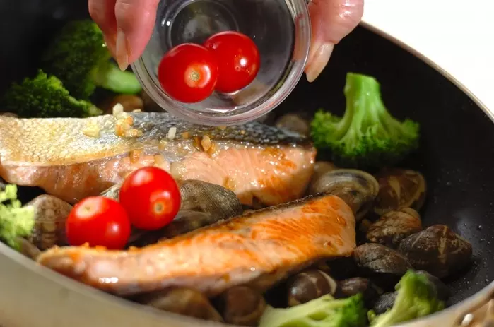 鮭のアクアパッツァの作り方2