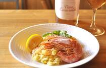 エビの旨味たっぷりの炊き込みご飯「エビのサフランライス」をご紹介します。有頭エビは頭や殻から濃厚な出汁が出るので、水だけで炊いても十分に旨味が広がります。さらに、むきエビも加えてボリューム感のある一品に仕上げました。ペアリングにスペインのロゼワインも紹介します。