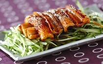 節約食材の優等生「ちくわ」。おつまみや副菜にストックしているご家庭も多いのではないでしょうか？ 今回は、そんなちくわを主役に格上げするレシピをご紹介します！串揚げや蒲焼き、きんぴらとどれもちくわのおいしさを存分に味わえるレシピを厳選。ちくわの栄養素やカロリーもぜひチェックしてくださいね。