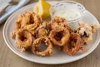 カリカリ食感がたまらない！「ガーリックイカフライ」【もあいかすみの一品で大満足「働楽ごはん」38】