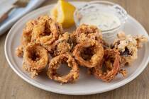 多めに作ってもすぐなくなってしまう中毒性の高いレシピ「ガーリックイカフライ」。おうちでお店クオリティーのイカフライが楽しめますよ。