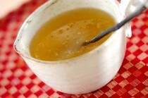 昔から風邪のひきはじめに効果的と言われている「葛湯」。昨今の白湯ブームを受け、葛湯の効能に注目が集まっています。今回は、今注目の「葛湯」を大解剖！ どんな飲み物なのか、そしてどんな効能があるのか、おうちでも作れるレシピやアレンジなど、丸っとご紹介します。