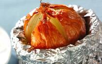 献立にボリュームがほしい、でも冷蔵庫に玉ネギしかない！ そんなときも大丈夫。玉ネギさえあれば立派な一品が作れます。そこで今回は、玉ネギだけで作る人気レシピ3選をご紹介します。