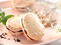 軽い口当たりでコーヒーや紅茶に合うダックワーズ。外はサクッ、中はしっとりした食感がたまりませんね。<br />世界中で愛されているダックワーズですが、実はおうちでも簡単に作れるんです。今回は、ダックワーズの基本的な作り方をはじめ、ダックワーズの名前の由来や歴史などダックワーズの魅力をご紹介します！