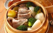 肉や魚、野菜などをせいろで蒸す調理法が注目されています。ノンオイル調理ができるためダイエットにも効果的なんですよ。栄養を逃さないメリットも魅力です。今回は、せいろ蒸しの作り方や食材の選び方など初めて使う方にも役立つ情報をご紹介します！