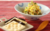 ごはんのおともや酒の肴として親しまれている「いぶりがっこ」。最近では、ネットやSNSでレシピが紹介されるなど、じわじわと認知度の高まりを見せています。今回は、そんな「いぶりがっこ」の豆知識をご紹介。そのはじまりや、特有の風味を生む製法について紐解いていきます。