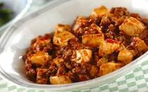 清涼感あふれる香りが魅力の「山椒」。薬味にも隠し味にも大活躍の食材です。この記事では、山椒の魅力や歴史などの特徴を詳しく解説します。一般的な山椒と「ぶどう山椒」との違いも必見。和食や四川料理への活用レシピもぜひ参考にしてくださいね。