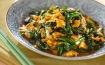 ニラは1年中手に入る野菜ですが、実は3～5月が旬。春のニラは"一番刈りのニラ"と呼ばれ、葉は肉厚で柔らかく、みずみずしくて甘みたっぷりなんです。食べずに旬を逃すなんてもったいない！そこで今回は、E・レシピ内で反響のあった「ニラ料理」の人気ランキングTOP10をご紹介します。