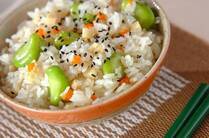 ぷっくりした形がかわいいそら豆は、春が旬の栄養価の高い野菜です。副菜やおつまみのみならず、ごはんにすると食べ応えがあり、見た目も美しい春を感じる一品にしあがります。今回は、そら豆ごはんの絶品レシピを5選ご紹介！炒める、混ぜる、煮込むなど、和洋中さまざまな味わいが楽しめます。