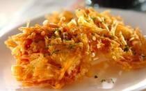 スーパーで1年中手頃な価格で手に入る「エノキ」は家計の強い味方。食卓に登場する機会は多いものの、代わり映えしないと飽きてしまいますよね。そこで今回は、脱マンネリできる！エノキのアレンジレシピをご紹介します。どれも手軽に作れて、エノキのおいしさ・使い勝手の良さを再発見できること間違いなしです。