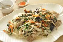 春に旬を迎えるニラは、香りが強く柔らかで、ほんのり甘みがあるのが特徴。体を温める効果もあるため、寒さが残る春にぴったりの食材です。ニラを豚肉と合わせた、旨味たっぷりの「豚ニラビーフン」をご紹介します。ニラの力強い風味に、豚肉、干しシイタケ、干しエビのコク深い旨味がよく合います。