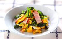 15分以内で作れるホウレン草の副菜をご紹介。忙しくて、もう一品作る余裕ゼロ…そんなとき、ホウレン草が大活躍します。火の通りがよいので時短に役立つうえ、和洋中問わず使えて便利！アレンジ次第でメイン料理にぴったりの副菜が作れますよ。