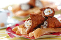 ティラミスやマリトッツォなど、いつも流行と話題を提供しているイタリアンドルチェ。中でも、ネクストブレイク!? と注目されているのがカンノーロ。今回は、イタリアでも大人気のカンノーロについてご紹介。カンノーロがどんなスイーツなのか、そしておうちでも作れるカンノーロレシピをご紹介します。