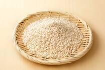 発酵食品として注目を集めている塩麹は、食材を柔らかくし、旨味を引き出す万能調味料。塩麹があればいつもの味付けに奥行きが出て、栄養価も上がり、料理の幅を広げてくれます。今回は、塩麹で作る万能レシピを15選ご紹介。また、自家製塩麹の作り方も！発酵食品を上手に取り入れて健康な日々を送りましょう。