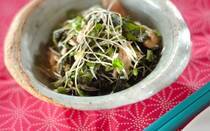 忙しくても栄養バランスの整った食事を摂りたい。そんな方にぴったりなのが「混ぜるだけレシピ」。切って混ぜるだけと調理工程が少ないため、短時間で仕上がるのがポイントです。ご紹介するのはサラダ・おかず・主食の9選。大半のレシピが火を使わずに作れるので、鍋やフライパンを洗う手間も省けますよ。