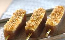 ヘルシー食材として知られるコンニャク。単にカロリーが低いだけでなく、食物繊維やカルシウムなど栄養が豊富に含まれているので、日々の食生活に積極的に取り入れたい食材のひとつです。今回は、そんなコンニャクを主役にした田楽や煮物、ステーキなどをご紹介。どれも15品分以内で完成する時短レシピを集めました。