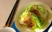 鮮やかな黄緑色が美しい春キャベツ。やわらかさと甘みが特徴の葉は、生食はもちろん、火を通しても絶品の万能選手。旬の味をたっぷりと楽しみたいですね。