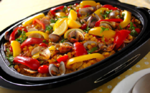 気付けば食事の準備に追われる休日。「今日のご飯なに？」「ご飯まだ？」という子どもの声に思わずため息が出てしまうことも…。<br /><br />そんなときは、ホットプレートで親子調理にチャレンジ！一緒に野菜を切ったり、材料を混ぜたりする作業は、ちょっとしたレジャー気分。お子さんも張り切ってお手伝いしてくれますよ！