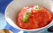 旬のイチゴはお手頃価格で購入できるので、たくさん食べたい！という方は多いのではないでしょうか？この記事では、イチゴを使った簡単レシピを8選ご紹介。SNSで人気のイチゴ飴や淡いピンクがきれいなイチゴミルクなど、見た目が華やかなレシピもたくさん。甘さが足りないイチゴも活用できますよ。