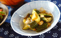 島らっきょうは、沖縄県で古くから食べられている伝統野菜のひとつです。沖縄料理店の人気メニューなので、食べたことがある方も多いのではないでしょうか？今回は、そんな島らっきょうの食べ方や栄養素などについて詳しく解説。箸休めにぴったりの人気レシピもぜひ参考にしてくださいね。